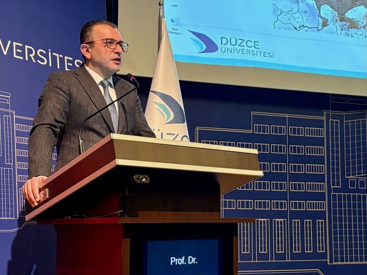 Düzce Üniversitesi (DÜ) Deprem Uygulama ve Araştırma Merkezi Müdürü Prof. Dr. Mehmet Emin Arslan...