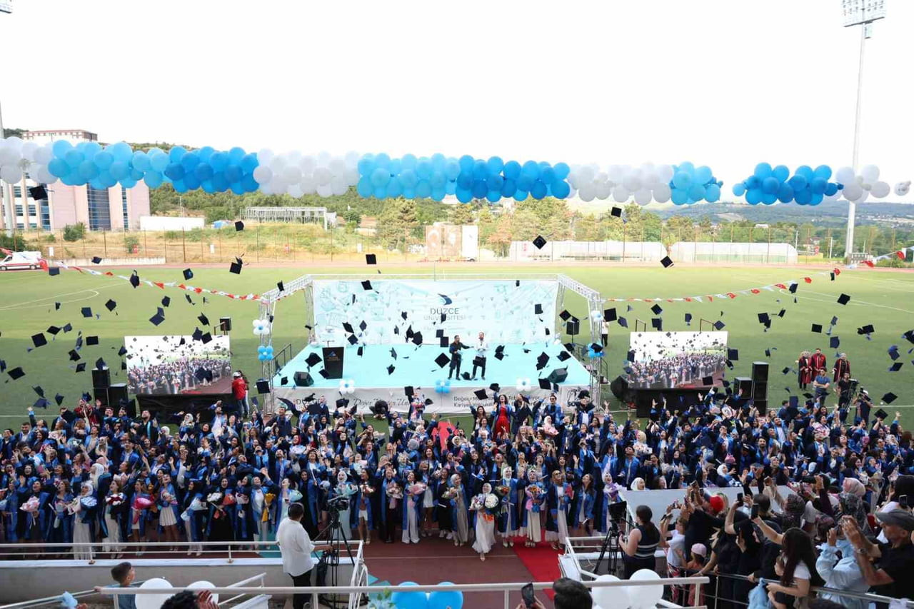 DÜZCE ÜNİVERSİTESİ TARAFINDAN DÜZENLENEN 2025-2026 AKADEMİK YILI MEZUNİYET TÖRENLERİ, MESLEK...