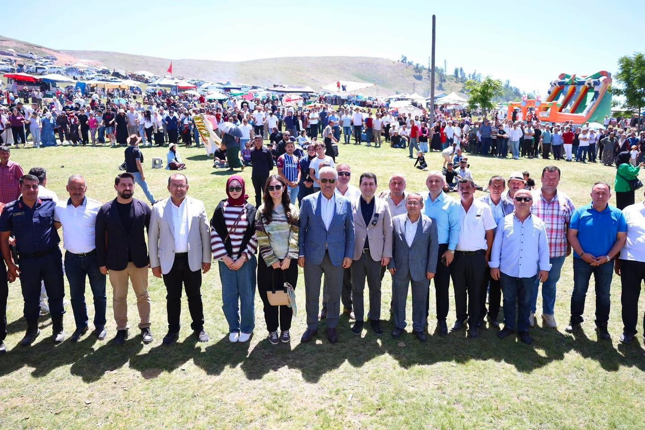 DÜZCE VALİSİ MEHMET MAKAS, GÖLYAKA İLÇESİNDE BU YIL 89'UNCUSU DÜZENLENEN GELENEKSEL KARDÜZ YAYLA...
