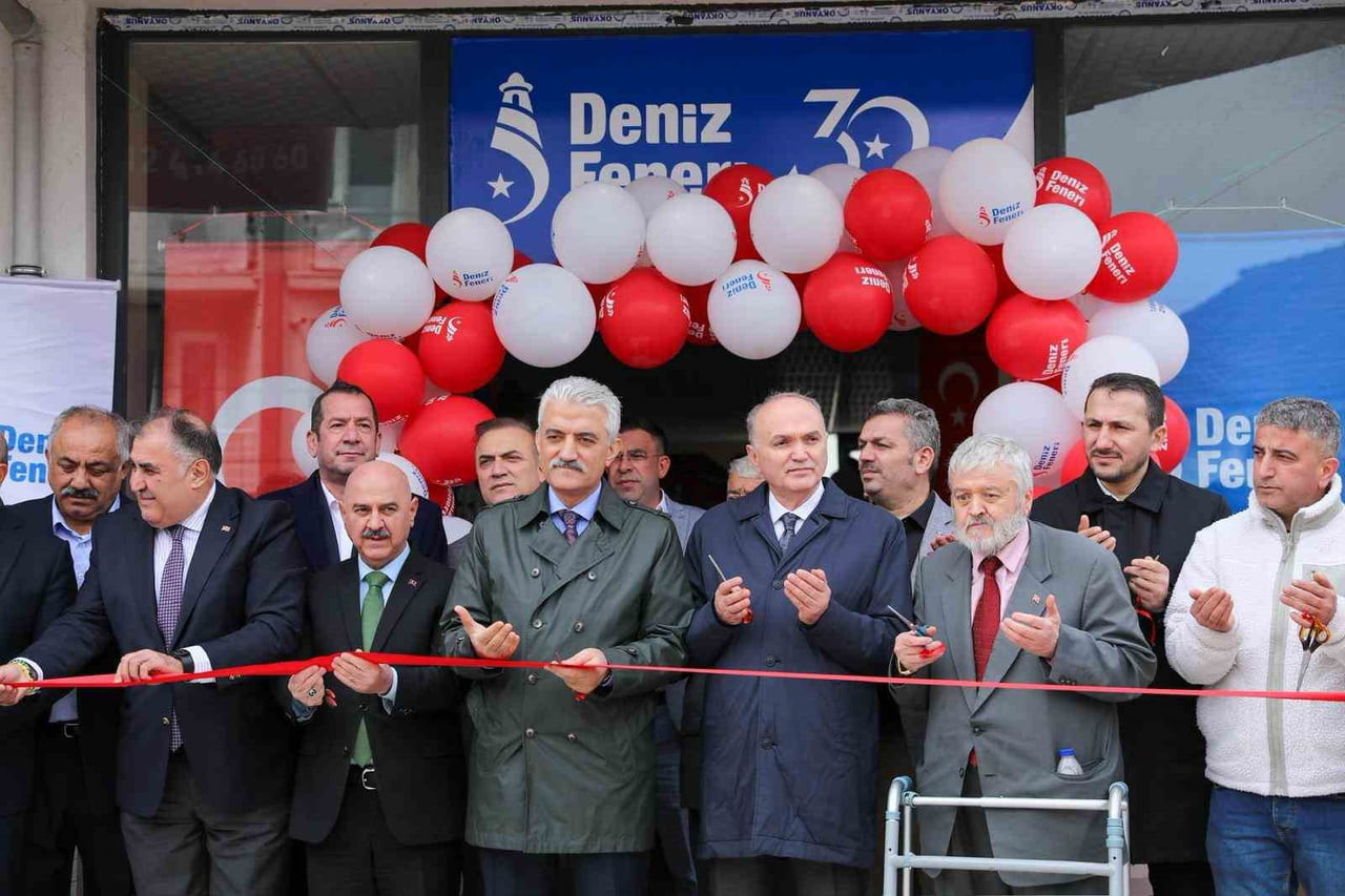 DÜZCE VALİSİ MEHMET MAKAS VE DÜZCE BELEDİYE BAŞKANI DR. FARUK ÖZLÜ, DENİZ FENERİ DERNEĞİ...