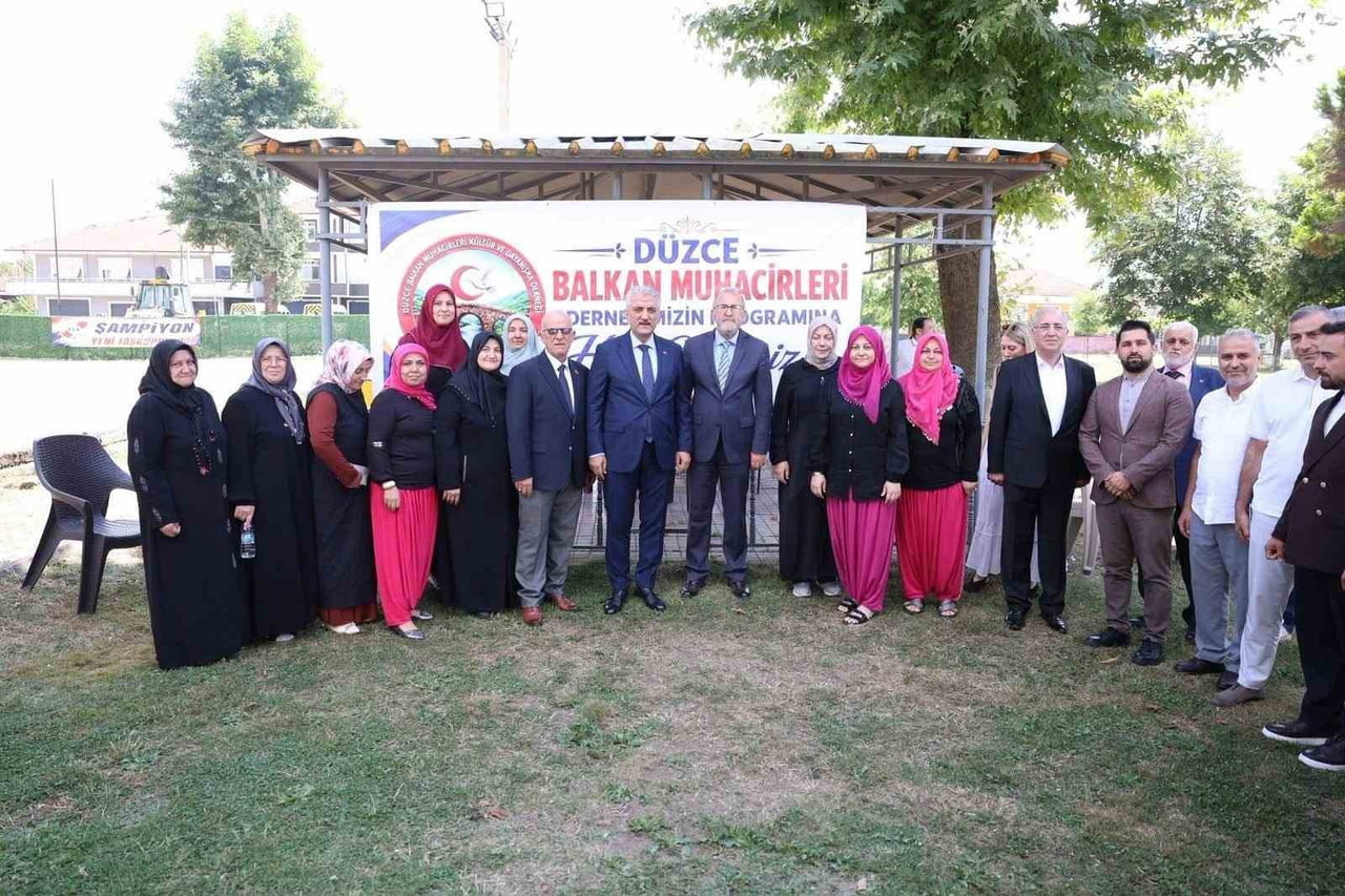DÜZCE VALİSİ MEHMET MAKAS, YENİ TAŞKÖPRÜ KÖYÜ'NDE BALKAN MUHACİRLERİ DERNEĞİ ÜYELERİYLE BİR ARAYA...
