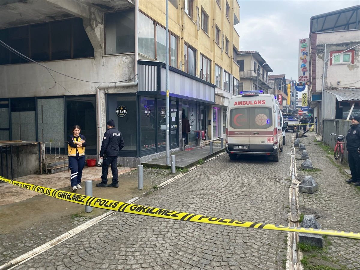Düzce'de 1 kişi pasajın bodrumunda ölü bulundu.