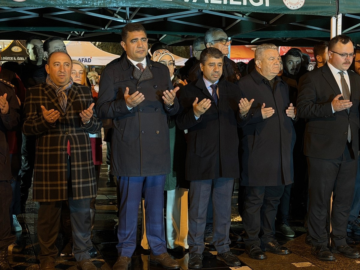 Düzce'de 12 Kasım 1999'da meydana gelen depremde yaşamını yitirenler anısına saat 18.57'de 45...