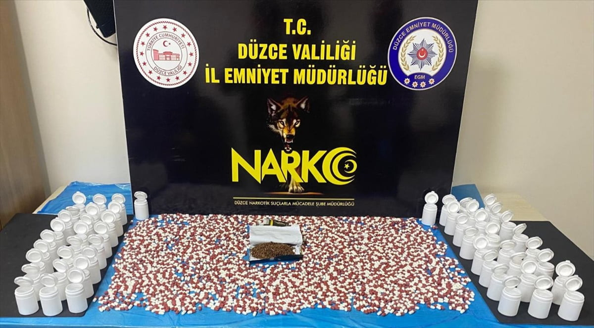 Düzce'de 2 bin 694 uyuşturucu hap ve esrar ele geçirilen operasyonda 1 şüpheli gözaltına...