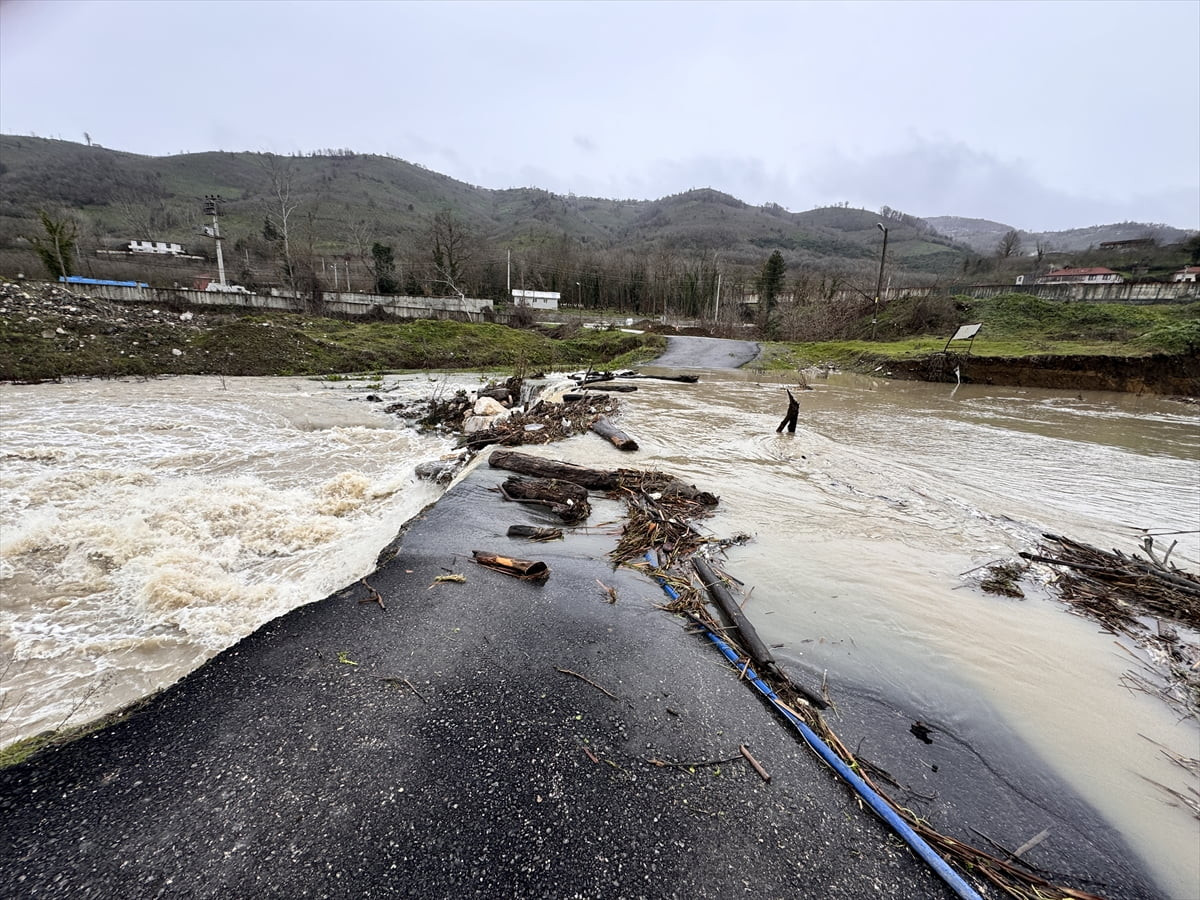 Düzce'de 2 köye geçişi sağlayan Küçük Melen Çayı üzerindeki yol, sağanağın ardından yükselen su...