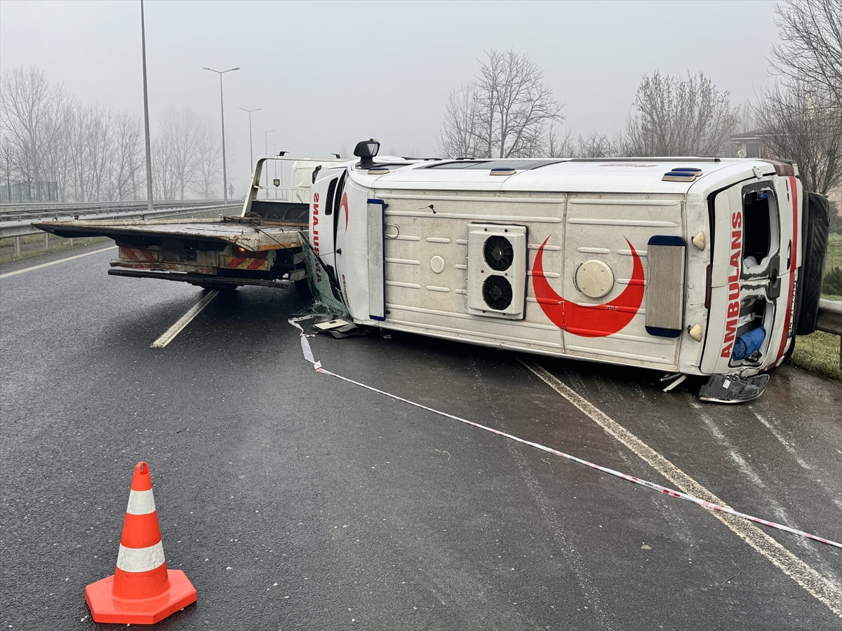 Düzce'de ambulansın devrilmesi sonucu sürücü ile yanındaki sağlık personeli yaralandı.