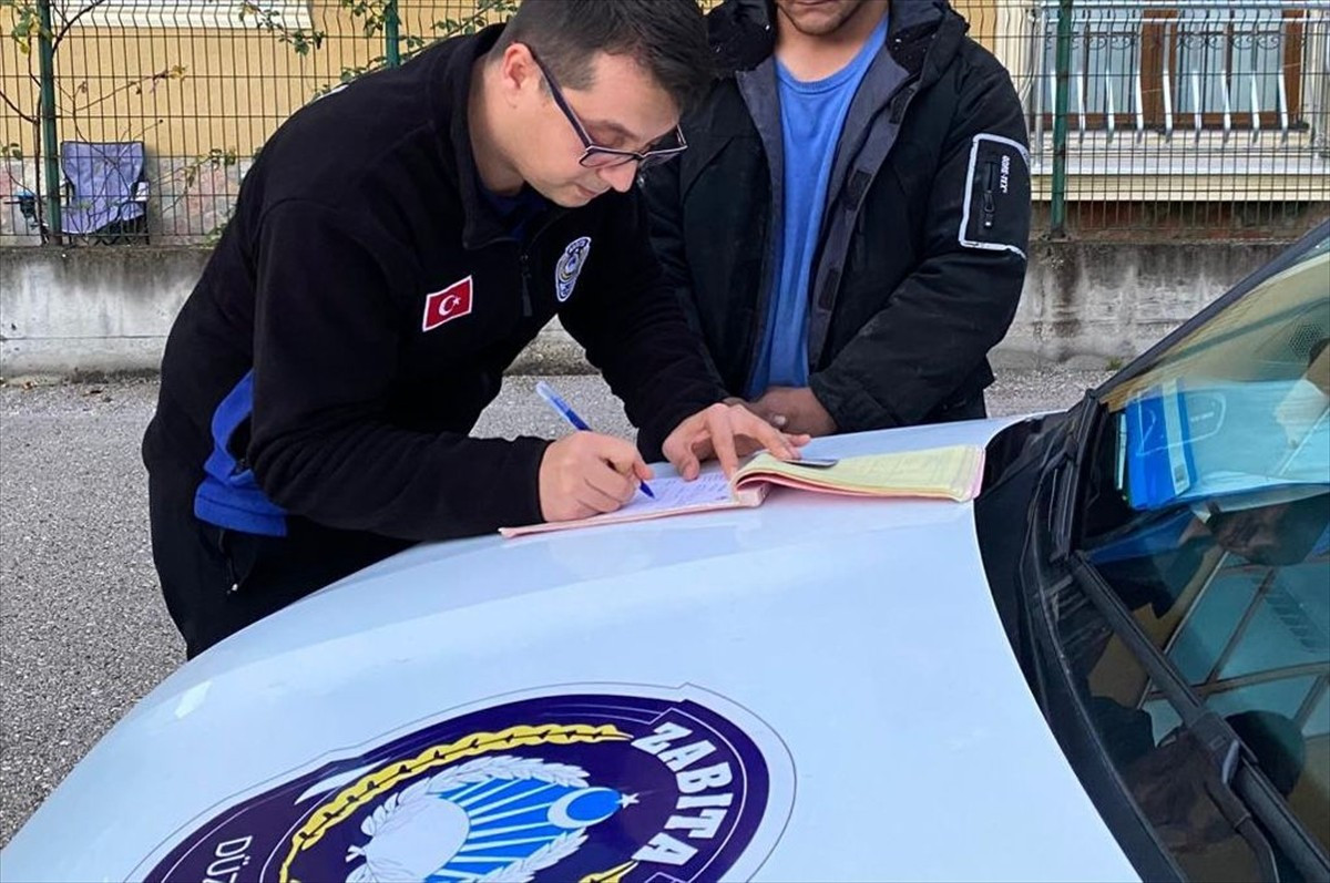 Düzce'de, belediyede çalışan yakınının verdiği iş elbisesiyle çevreyi kirleten kişi hakkında cezai...