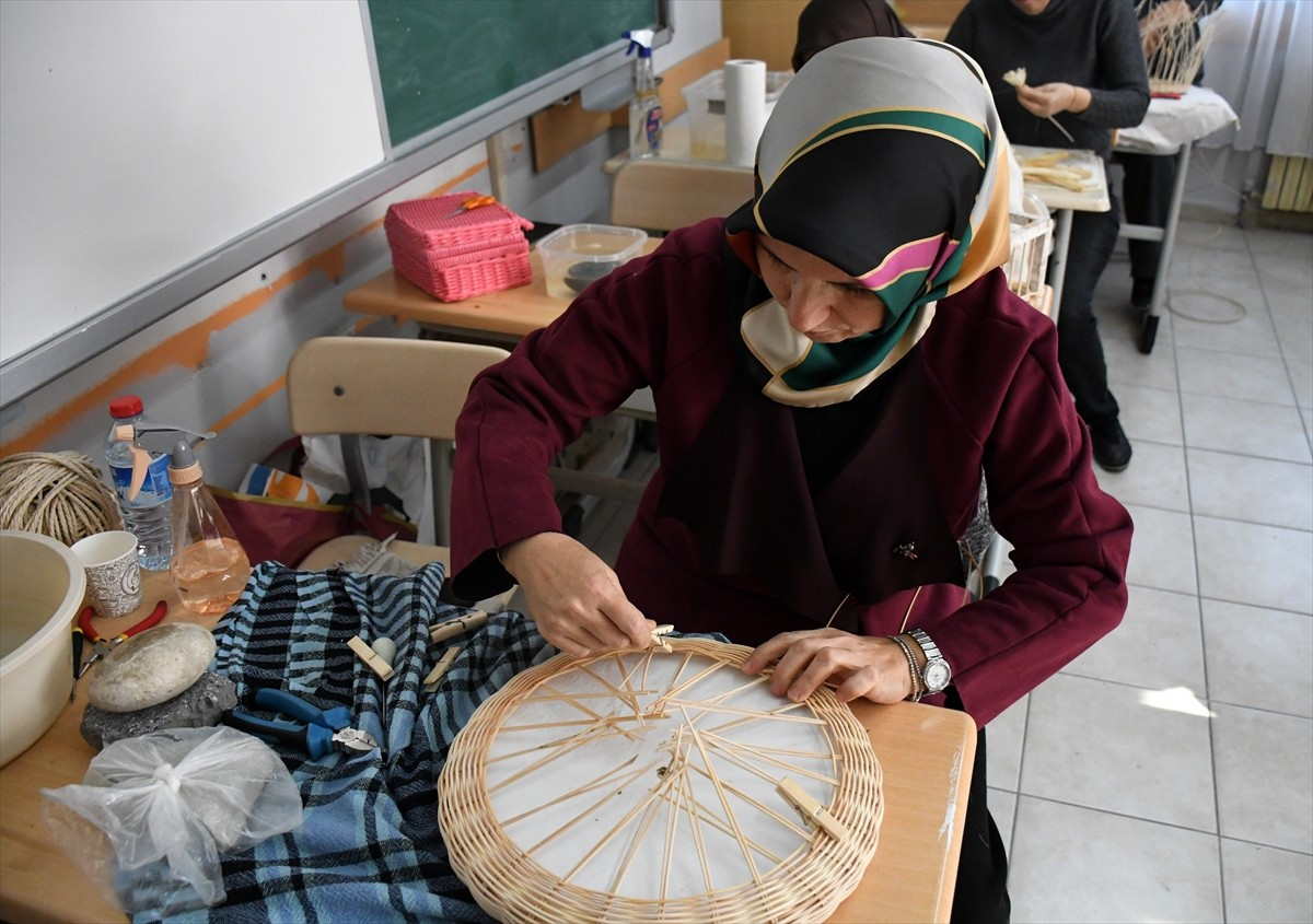Düzce'de doğada yetişen mukavemetli bitkilerin dal ve yapraklarını dekoratif ürünler ile mutfak...