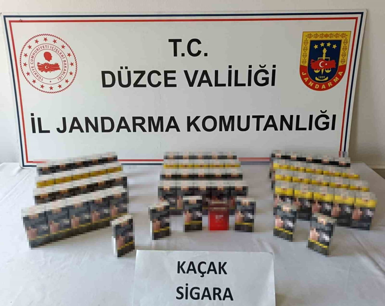 DÜZCE'DE DÜZENLENEN OPERASYONLARDA KAÇAK ELEKTRONİK SİGARA, PURO VE TÜTÜN ELE GEÇİRİLDİ.