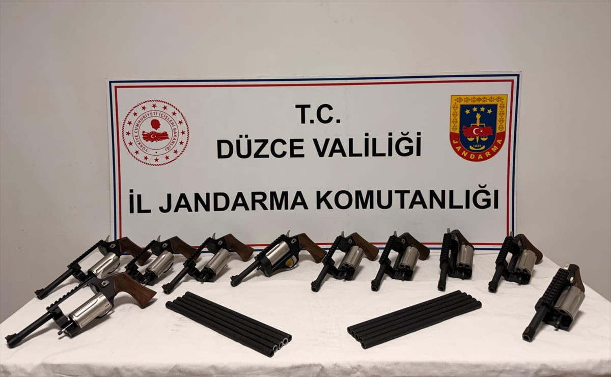 Düzce'de düzenlenen silah kaçakçılığı operasyonunda 2 zanlı gözaltına alındı. Aramalarda, 10 el...