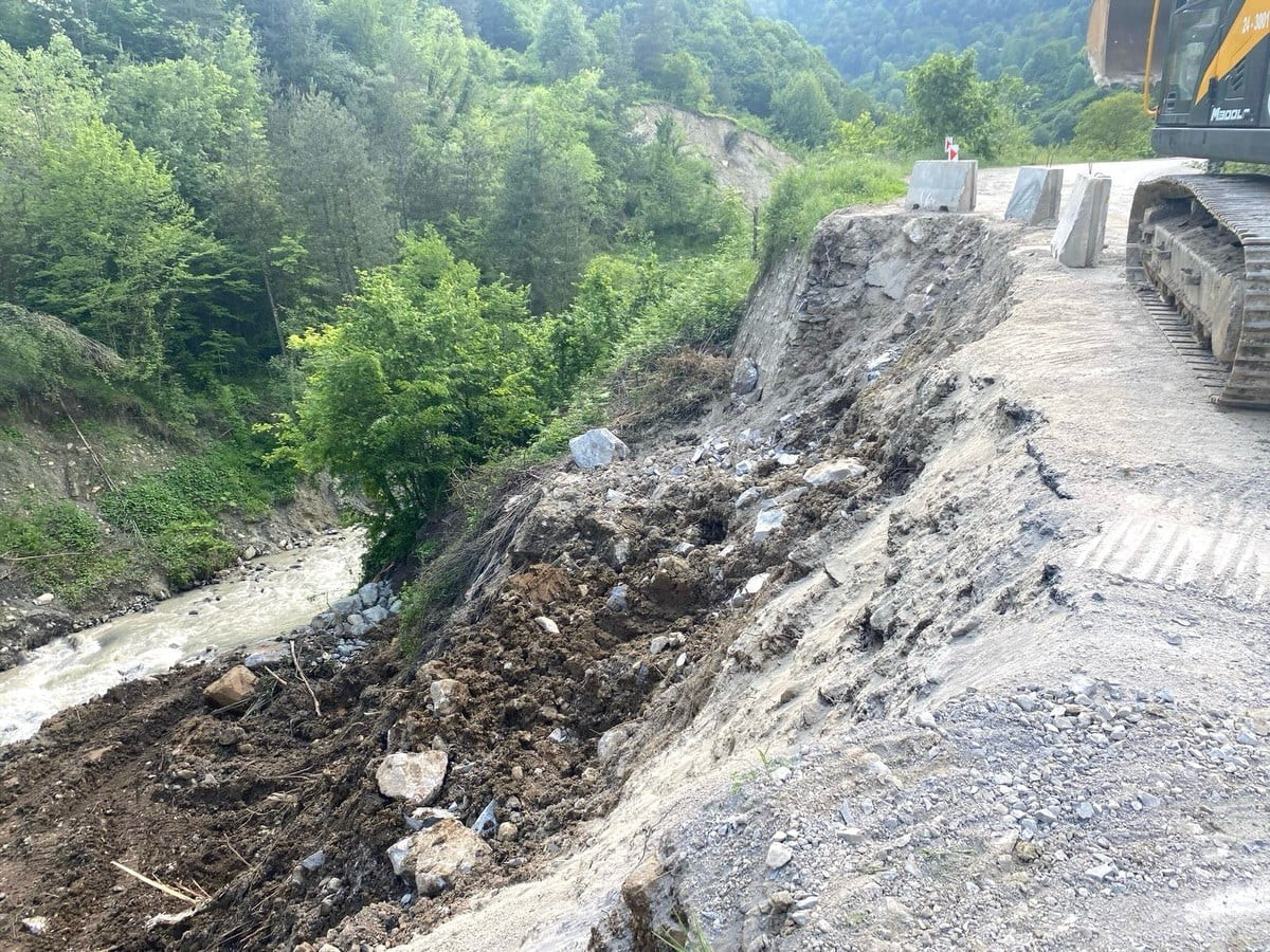 DÜZCE'DE ETKİLİ OLAN AŞIRI YAĞIŞLARIN ARDINDAN MERKEZ İLÇEYE BAĞLI UĞUR KÖYÜ'NDE HEYELAN MEYDANA...