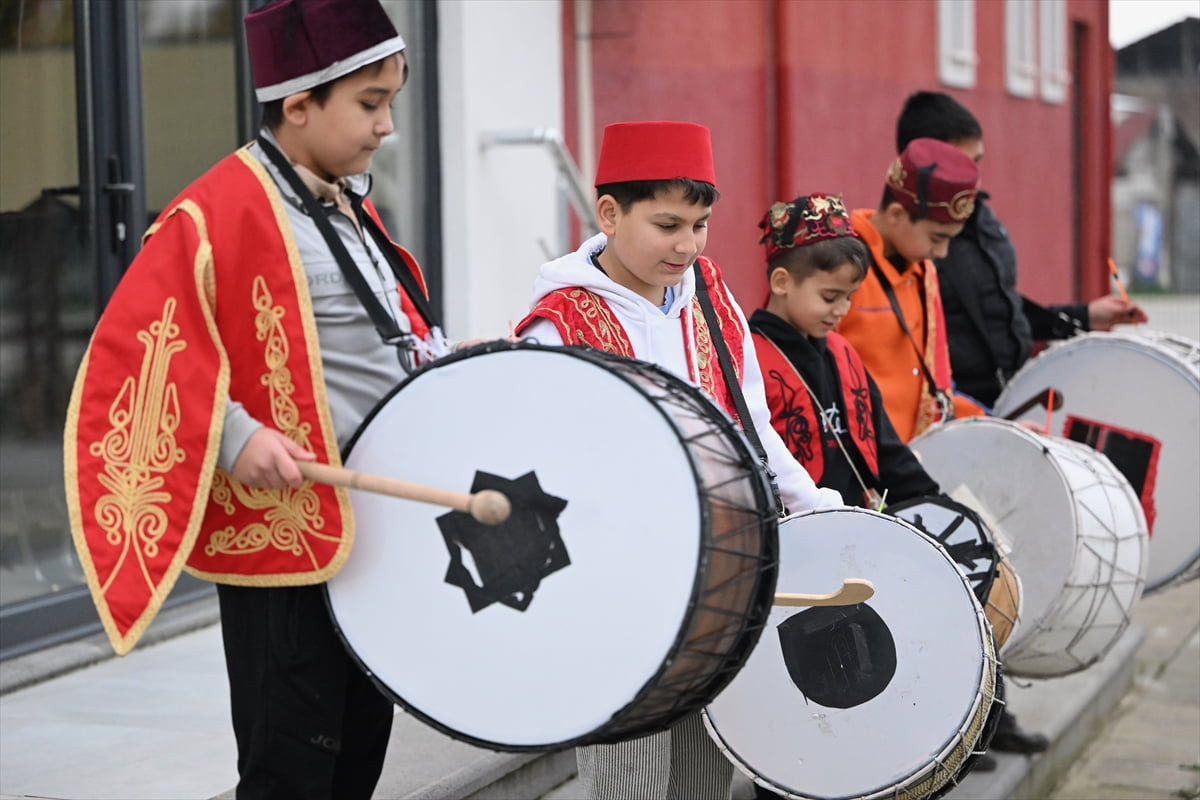 Düzce'de geleneksel olarak düzenlenen "Ramazan Karşılama" etkinliğinde, müzik eğitimi alan...