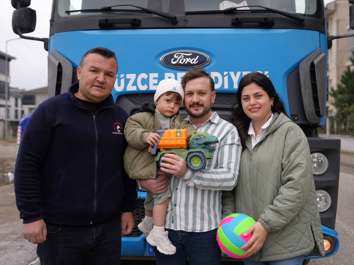 Düzce'de her gün evinin önünden geçen çöp kamyonuna el sallayan 20 aylık bebeğe, belediye...