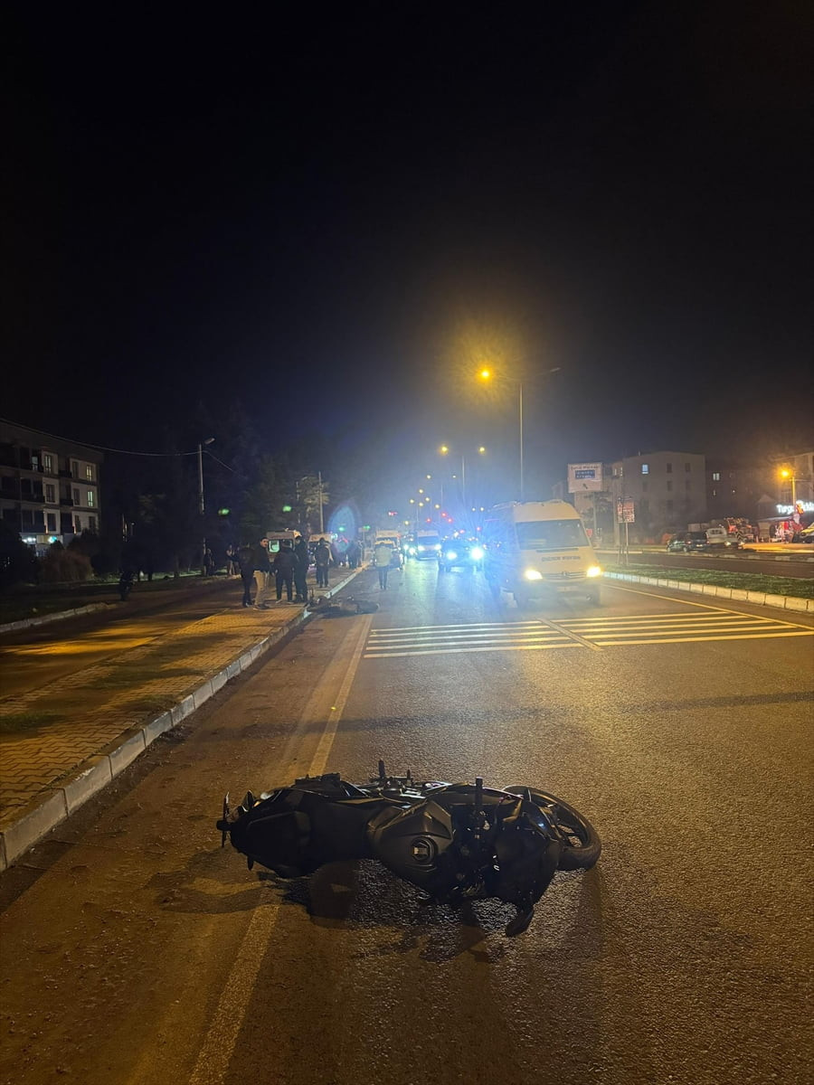 Düzce'de iki motosikletin çarpışması sonucu 1 kişi öldü, 3 kişi yaralandı.