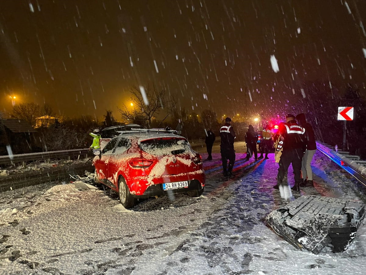 Düzce'de iki otomobilin çarpışması sonucu 7 kişi yaralandı.
