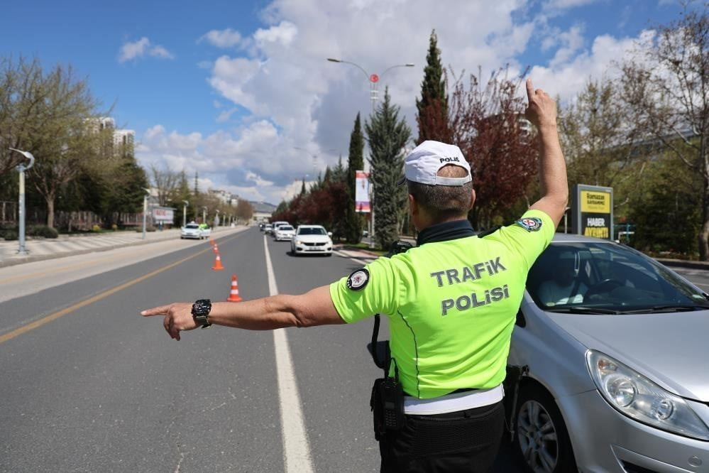 DÜZCE'DE İL EMNİYET MÜDÜRLÜĞÜNE BAĞLI TRAFİK EKİPLERİ TARAFINDAN YAPILAN DENETİMLERDE 401 ARAÇ...