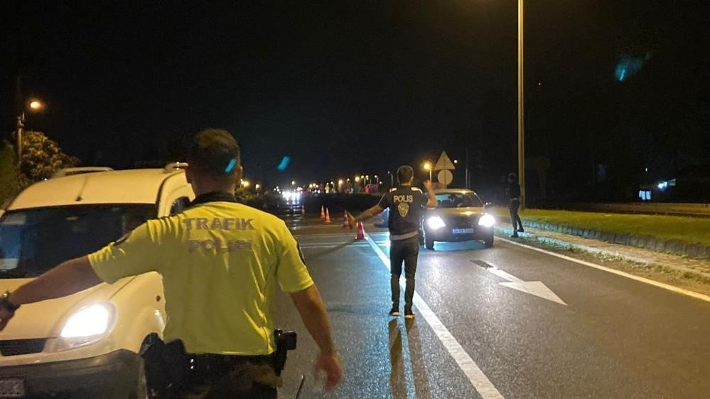 DÜZCE'DE JANDARMA VE POLİS EKİPLERİNCE YAPILAN ÇALIŞMALARDA, ÇEŞİTLİ SUÇLARDAN ARANAN 56 KİŞİ...