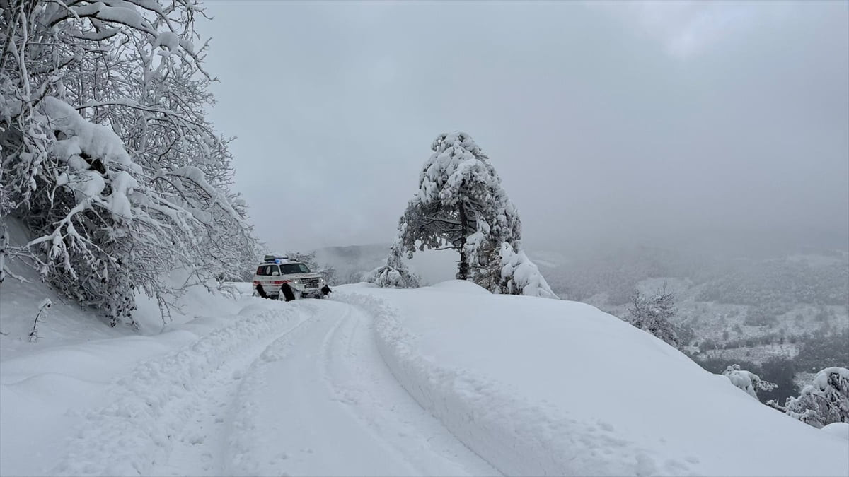 Düzce'de, kar kalınlığının yaklaşık 65 santimetre olarak ölçüldüğü köyde rahatsızlanan 89...