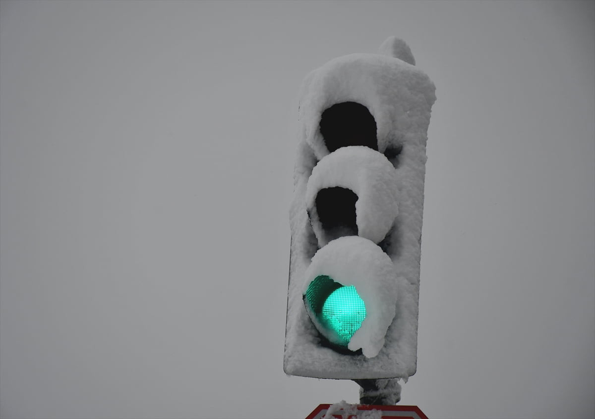 Düzce'de kar yağışı etkisini sürdürüyor.