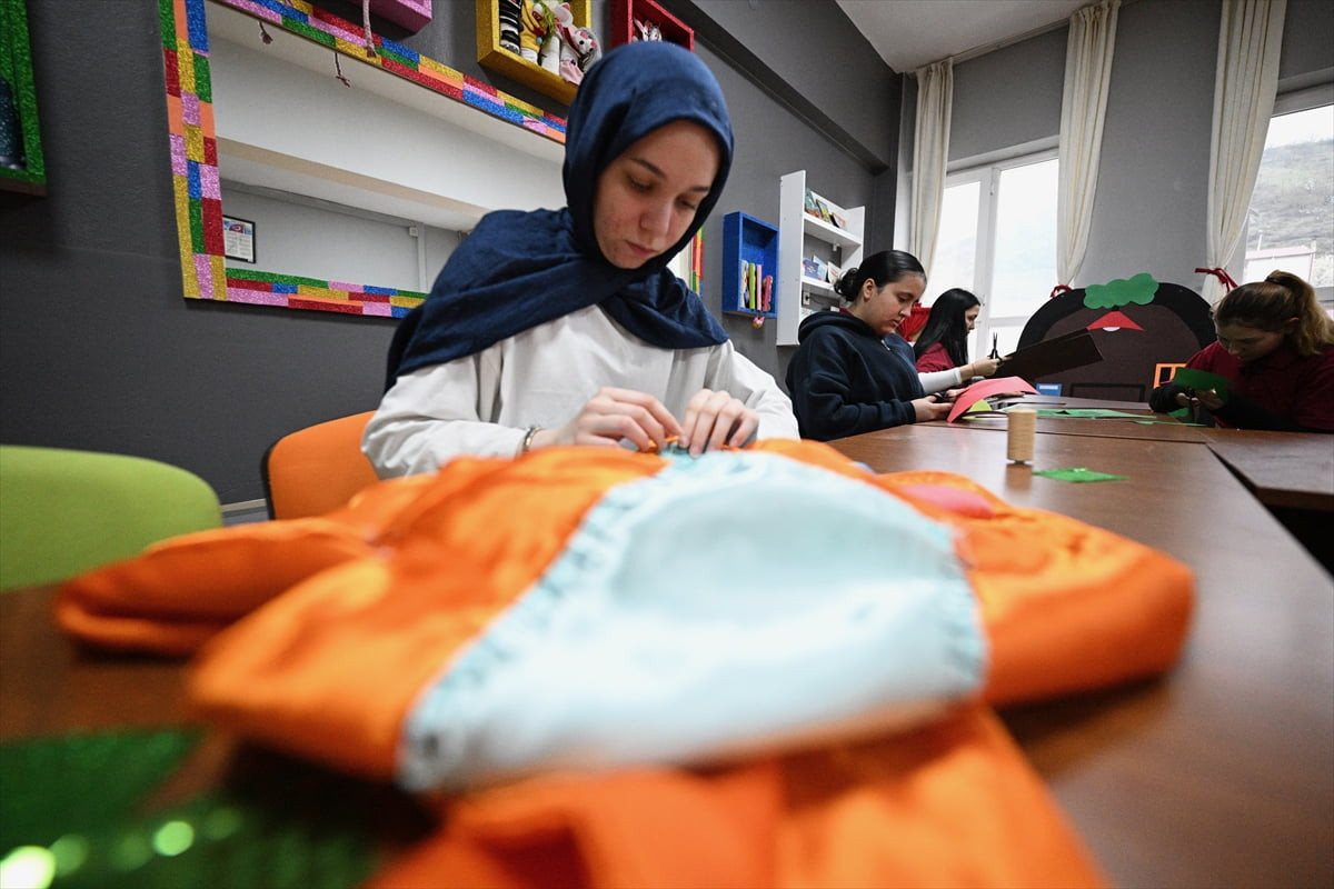 Düzce'de kız lise öğrencilerinden oluşan tiyatro grubu, kendi imkanlarıyla hazırladıkları kostüm...