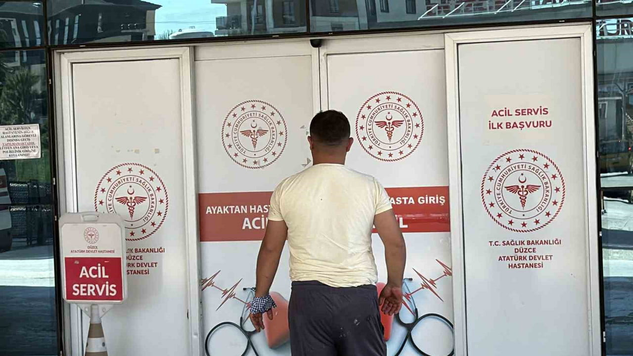 DÜZCE'DE KURBAN KESİMİ SIRASINDA DİKKATSİZLİK SONUCU VEYA HAYVANLARIN DARBESİYLE YARALANAN 57 KİŞİ...