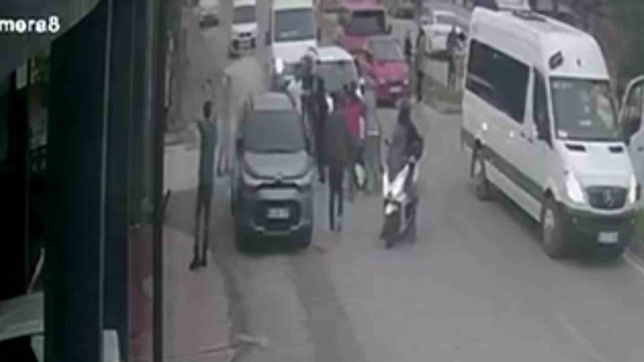 DÜZCE'DE MADDİ HASARLI TRAFİK KAZASININ ARDINDAN TARAFLAR ARASINDA ÇIKAN YUMRUKLU KAVGAYI, O...