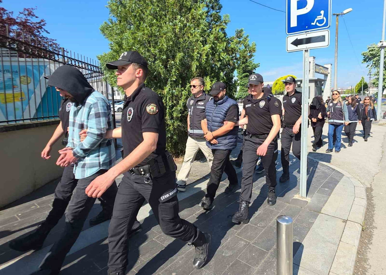 DÜZCE'DE MESLEK LİSESİNDE OKUYAN ÖĞRENCİLERİ STAJ YAPIYOR GİBİ GÖSTEREREK 72 ÖĞRENCİ ÜZERİNDEN...