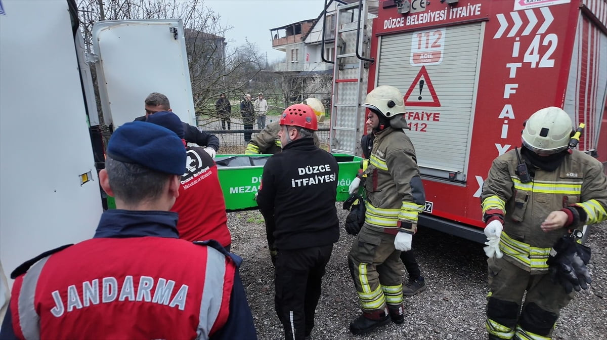 Düzce'de müstakil evde çıkan yangında dumandan etkilenen Kadriye Seymen (76) hayatını...