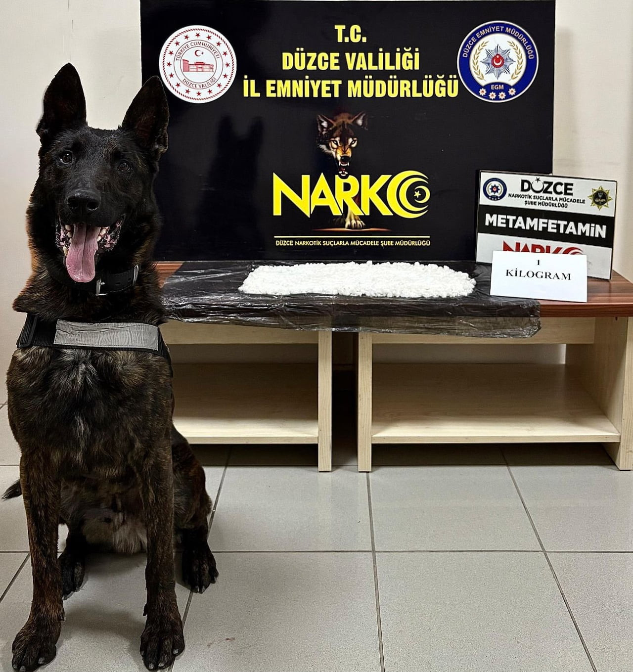 DÜZCE'DE NARKOTİK EKİPLERİNCE GERÇEKLEŞTİRİLEN OPERASYONDA 1 KİLOGRAM METAMFETAMİN ELE...