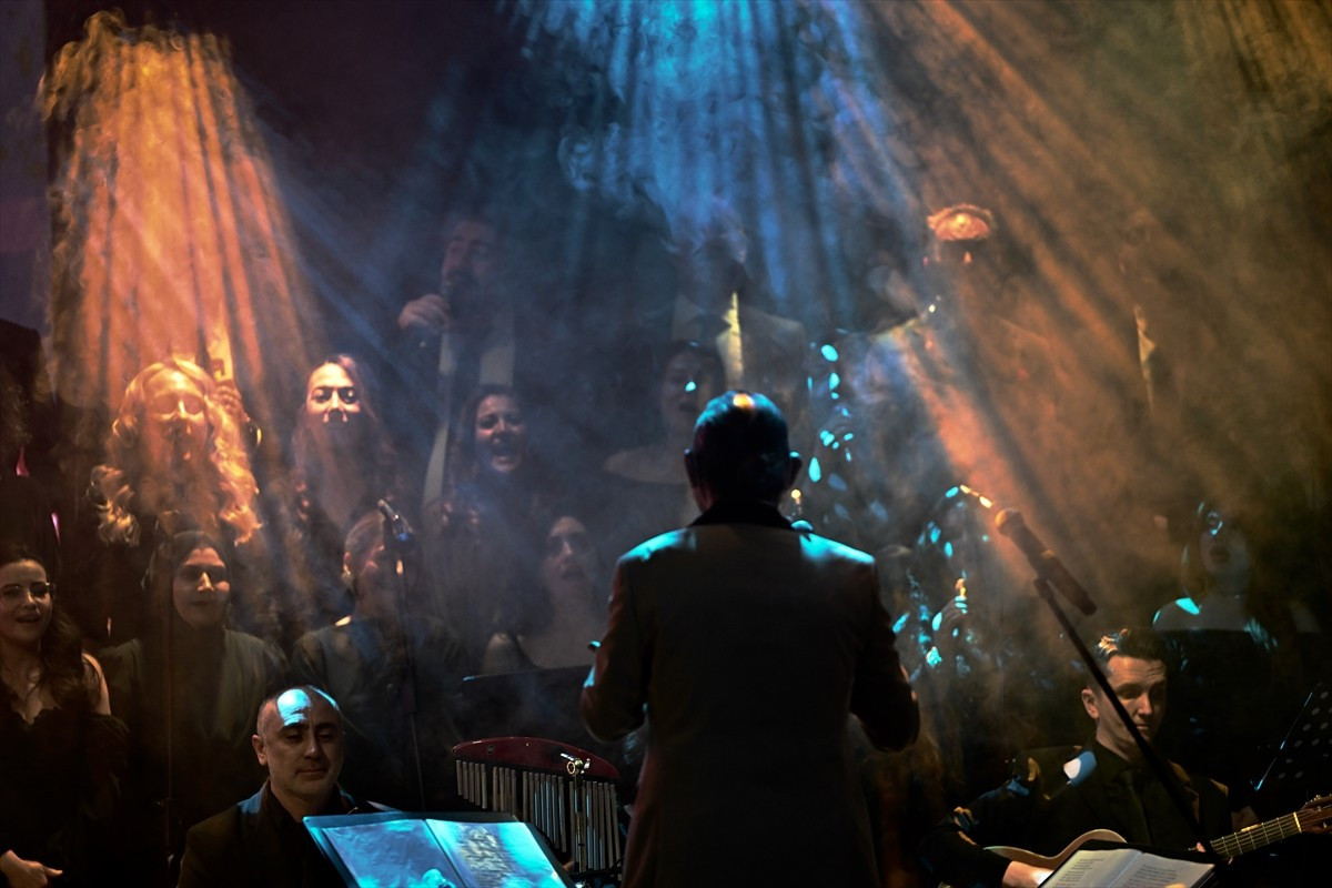 Düzce'de öğretmenlerden oluşan "Düzce'nin Sesleri Korosu", Öğretmenler Günü konseri verdi.