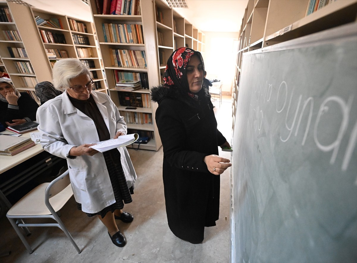 Düzce'de öğretmenlikten 29 yıl önce emekli olmasına rağmen içindeki eğitim aşkı dinmeyen Nihal...