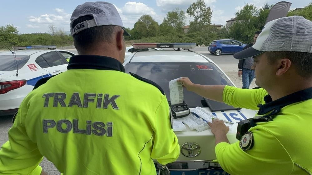DÜZCE'DE POLİS VE JANDARMA EKİPLERİ TARAFINDAN YAPILAN DENETİMLERDE 18 BİN ARAÇ VE MOTOSİKLET...