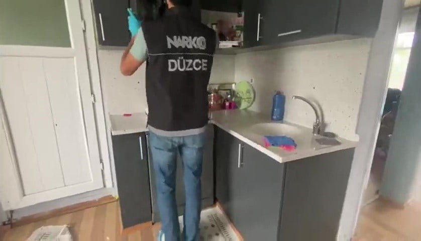 DÜZCE'DE POLİS VE JANDARMA NARKOTİK SUÇLARLA MÜCADELE EKİPLERİNİN YAPTIĞI OPERASYONLARDA YAKALANAN...