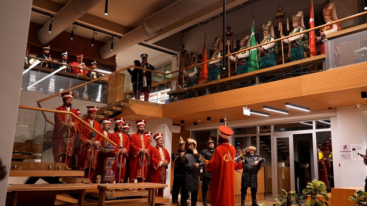 Düzce'de ramazan dolayısıyla sahura kadar açık olan kütüphanede öğrenciler mehteran sürpriziyle...