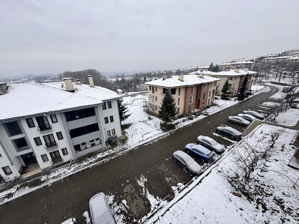 Düzce'de sabah saatlerinden itibaren kar yağışı etkili oldu. 