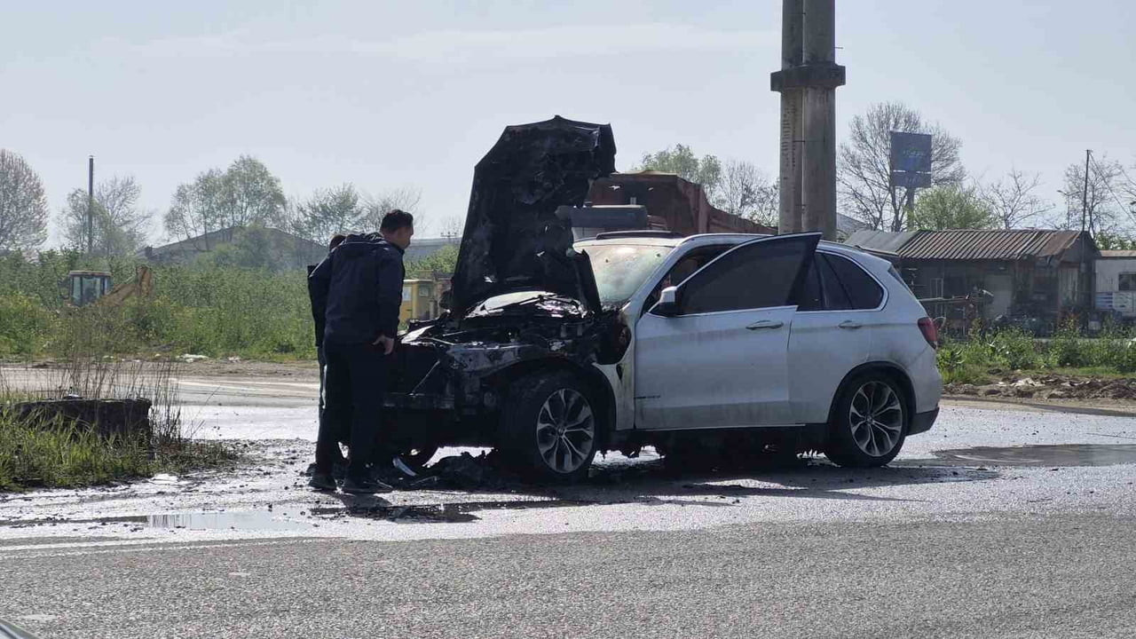 DÜZCE'DE SEYİR HALİNDEYKEN MOTOR KISMINDAN ALEV ALAN CİP KULLANILMAZ HALE GELDİ