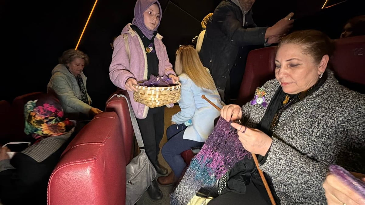 Düzce'de sinema salonunda bir araya gelen kadınlar, film izlerken ördükleri örgüleri ihtiyaç...