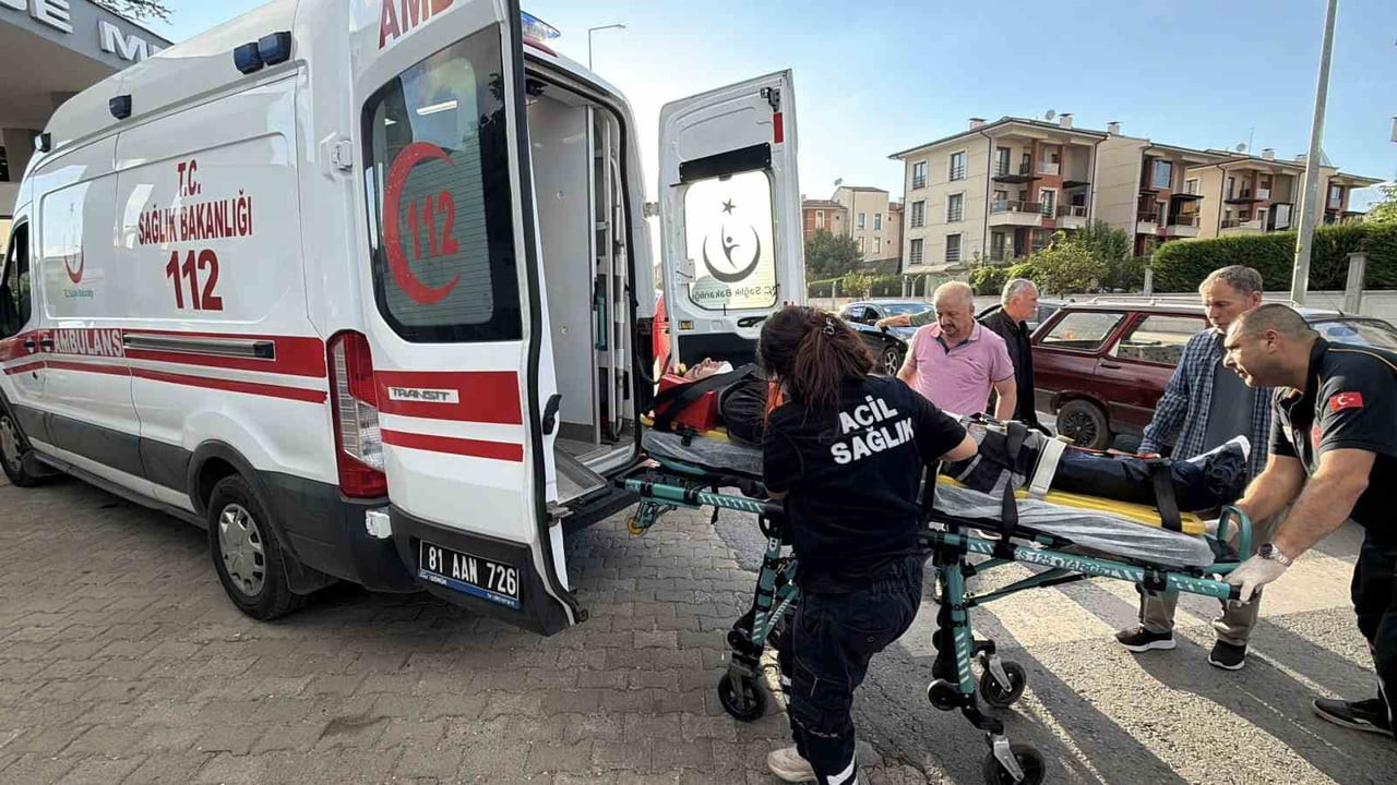 DÜZCE'DE SİTEYE GİRİŞ YAPAN OTOMOBİLE ÇARPMAMAK İÇİN MANEVRA YAPTIĞI SIRADA KONTROLDEN ÇIKARAK...