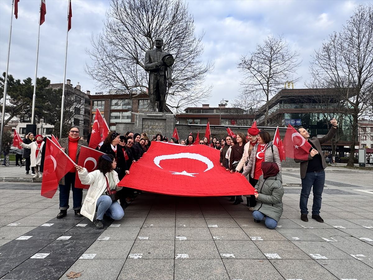 Düzce'de, terör örgütü YPG yandaşlarının sınır hattında Türk bayrağına yönelik saldırısına tepki...