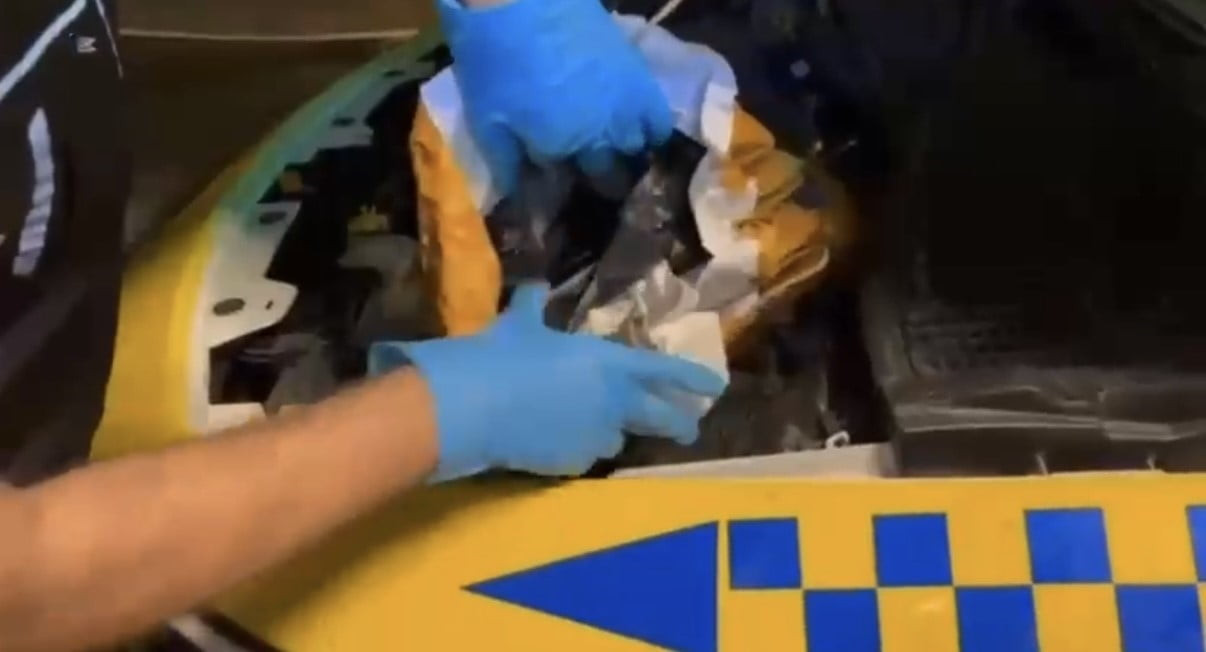 DÜZCE'DE TİCARİ TAKSİNİN MOTOR KAPUTUNDAN 3 MİLYON LİRALIK METAMFETAMİN ELE GEÇİRİLDİ