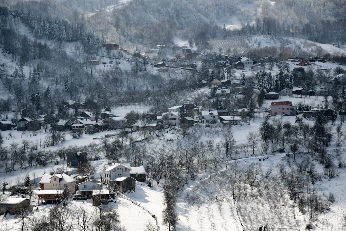 Düzce'de Topuk Yaylası ve Bolu Dağı çevresinde yer alan dağ köyleri kar yağışıyla beyaza...