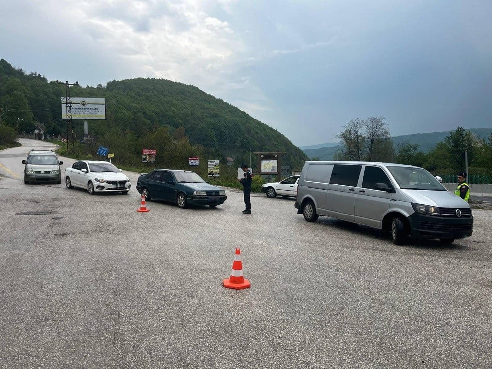 DÜZCE'DE TRAFİK DENETİMİ YAPAN POLİS VE JANDARMA EKİPLERİ KURAL TANIMAYAN SÜRÜCÜLERE GEÇİT...