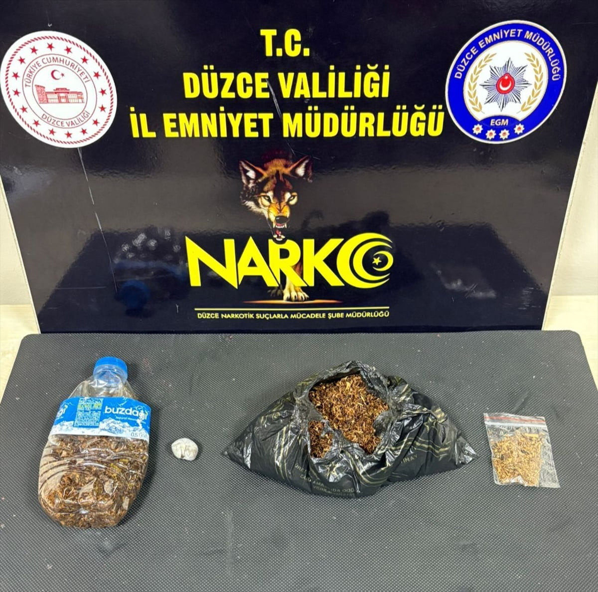 Düzce'de uyuşturucu operasyonlarında gözaltına alınan 2 zanlı tutuklandı. Operasyonlarda çeşitli...