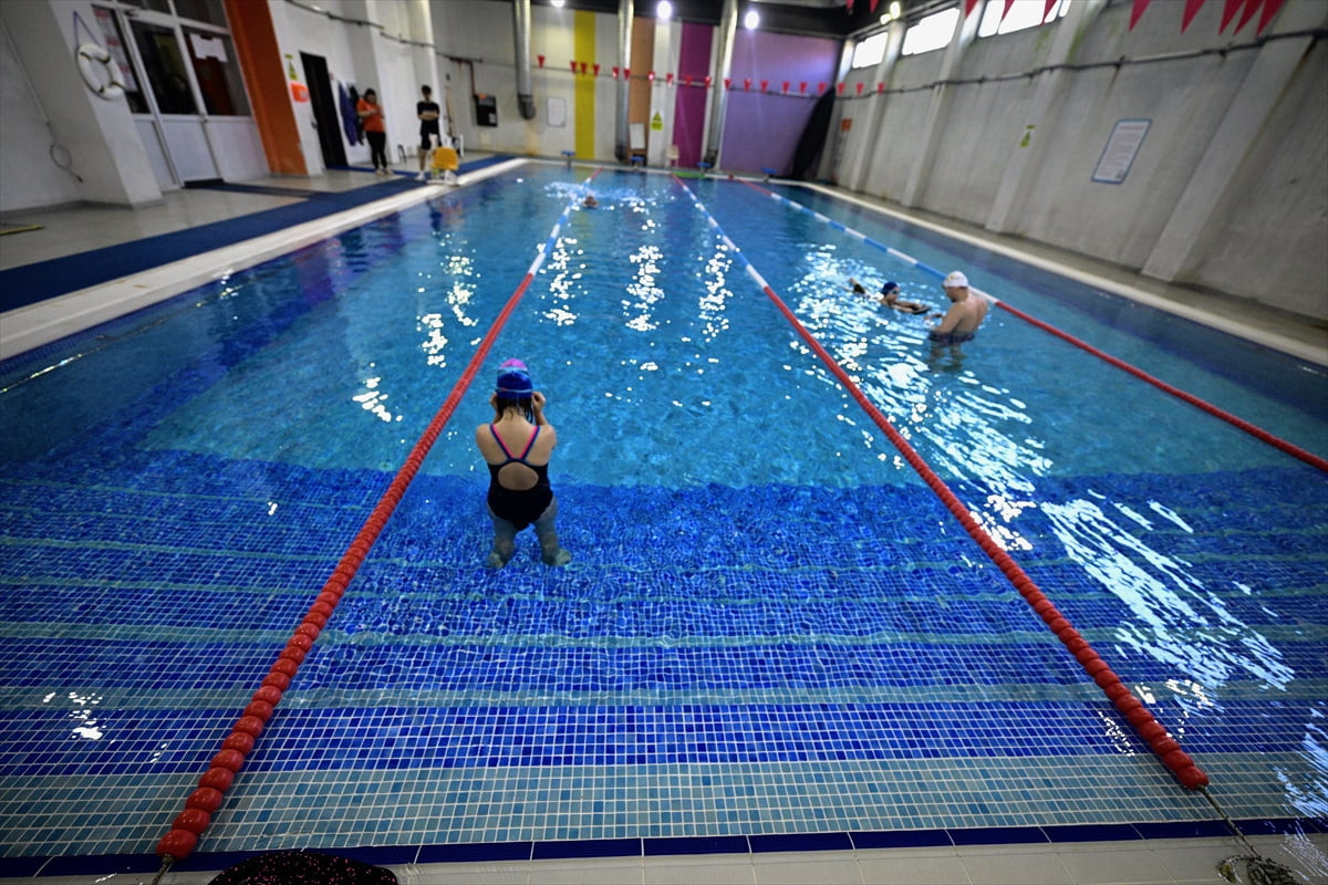 Düzce'de yaşayan down sendromlu 13 yaşındaki Pelinsu Yıldırım, 3 yıl önce başladığı yüzmeyle...