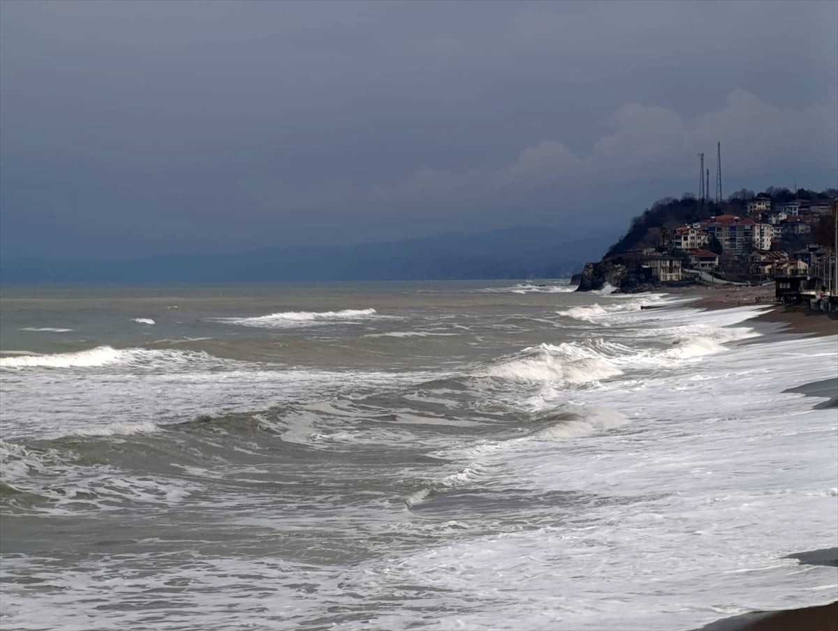 Düzce'nin Akçakoca ilçesinde kuvvetli rüzgar nedeniyle dalga boyu yükseldi.