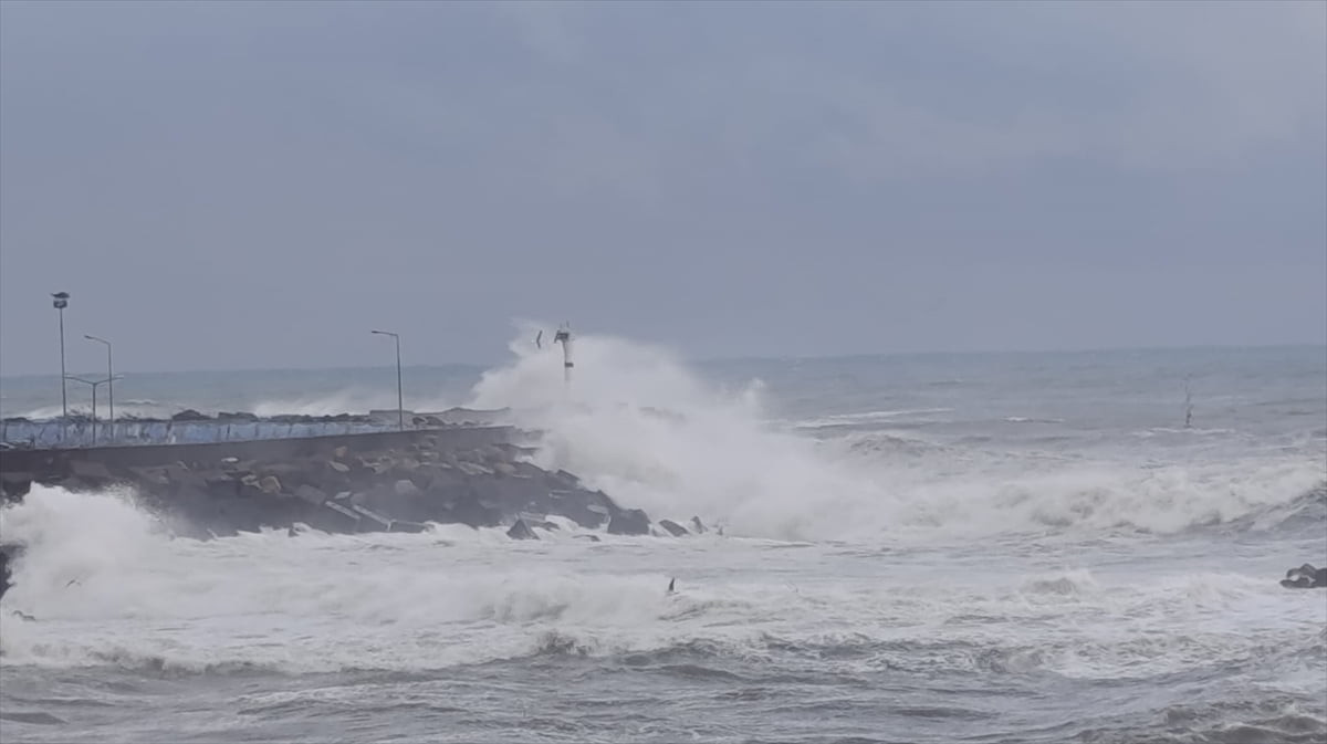 Düzce'nin Akçakoca ilçesinde kuvvetli rüzgar nedeniyle denizde dalga boyu yükseldi.