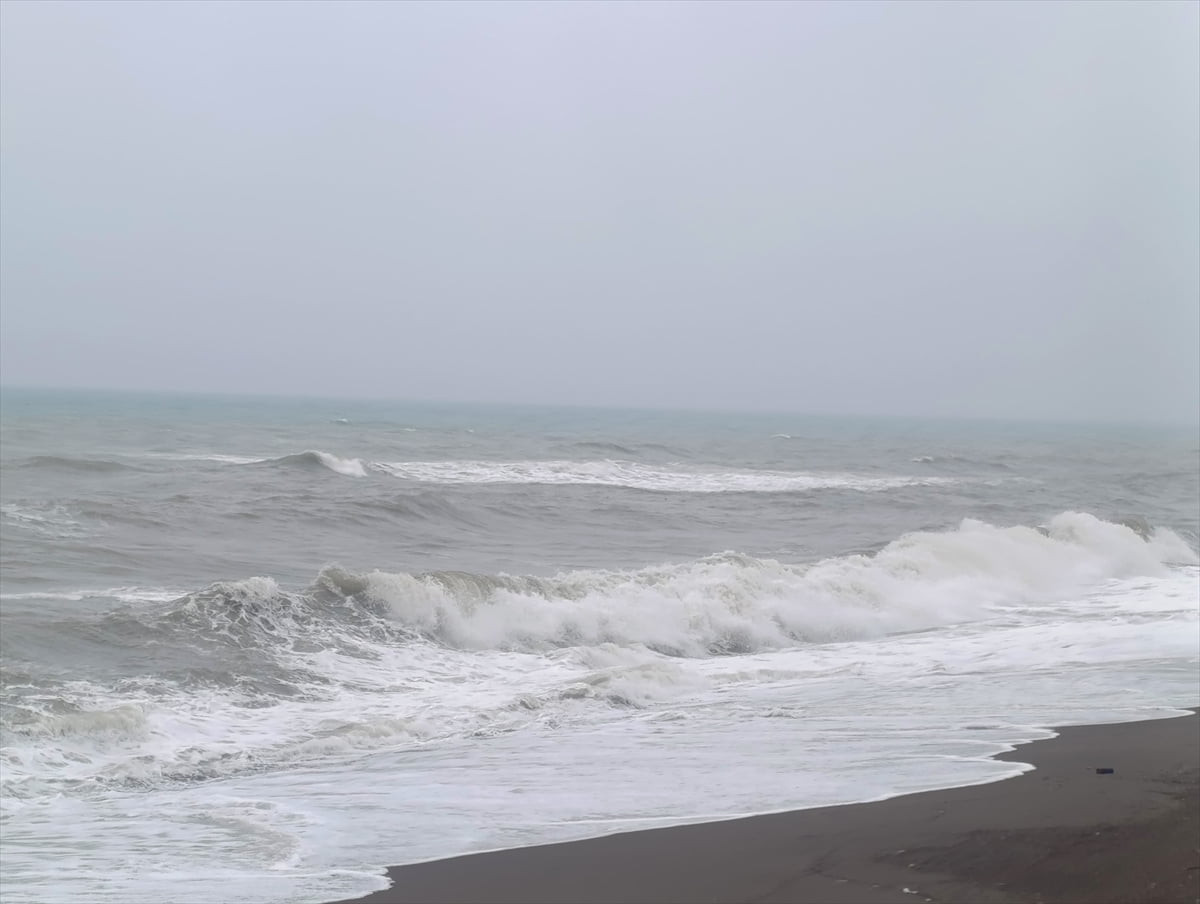 Düzce'nin Akçakoca ilçesinde kuvvetli rüzgar nedeniyle denizde dalga boyu yükseldi.
