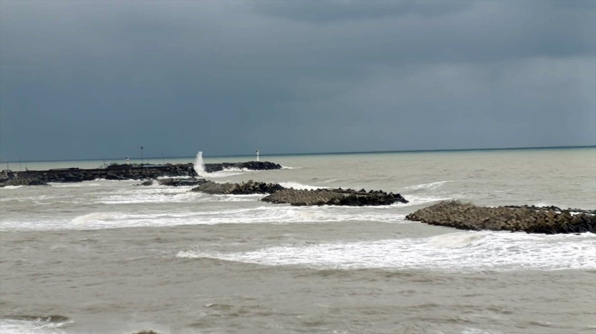 Düzce'nin Akçakoca ilçesinde kuvvetli rüzgar nedeniyle denizde dalga boyu yükseldi. Rüzgar...