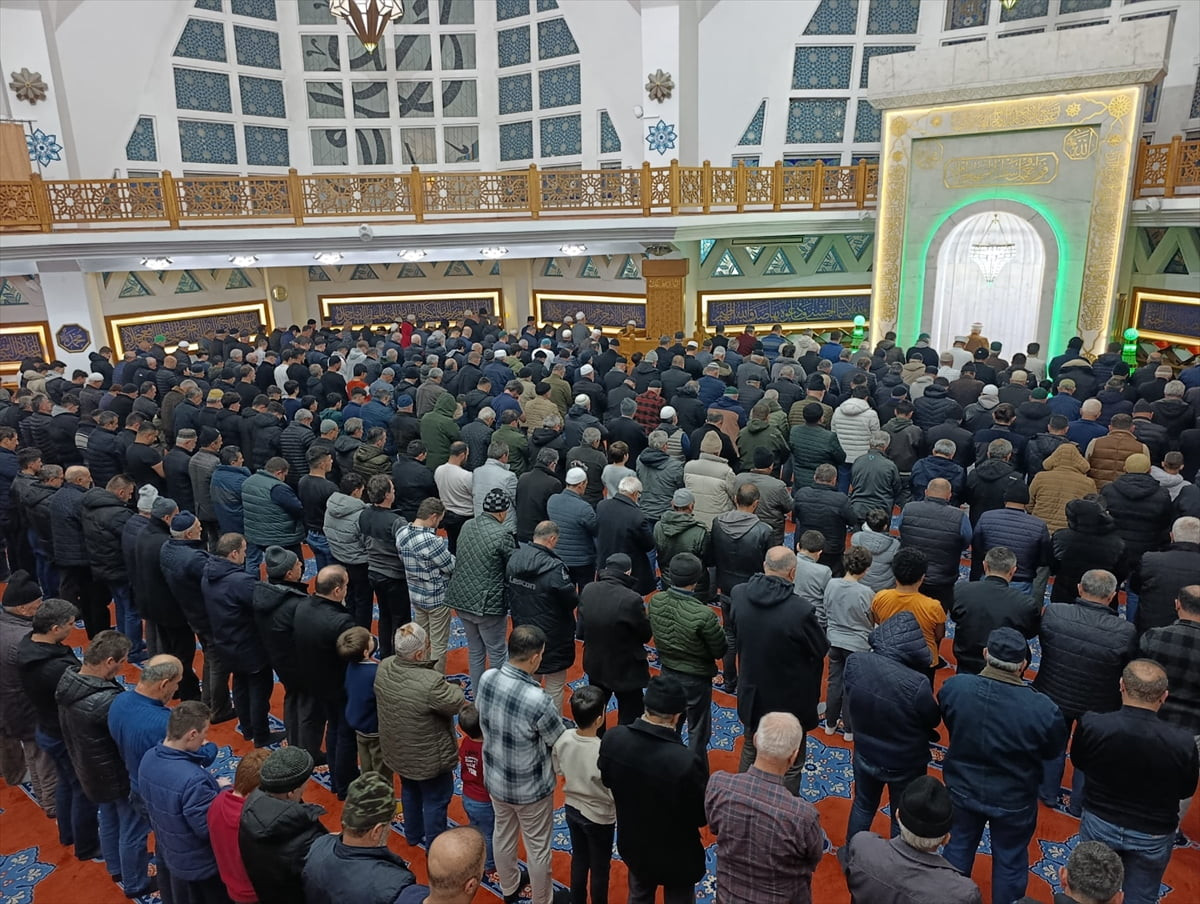 Düzce'nin Akçakoca ilçesinde Selçuklu mimarisi tarzında inşa edilen Akçakoca Merkez Camisi'ne...