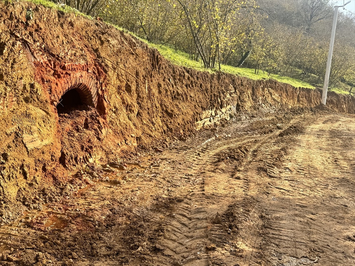 Düzce'nin Akçakoca ilçesinde yol çalışması sırasında "kültür varlığı" niteliği taşıma ihtimali...